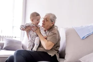 A nagyira bízták a kisunokát csak pár órára. Amit a kamera felvett… arra szavak sincsenek