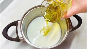 Öntsd az olívaolajat a tejbe. Könnyű és gyors salátaöntet recept