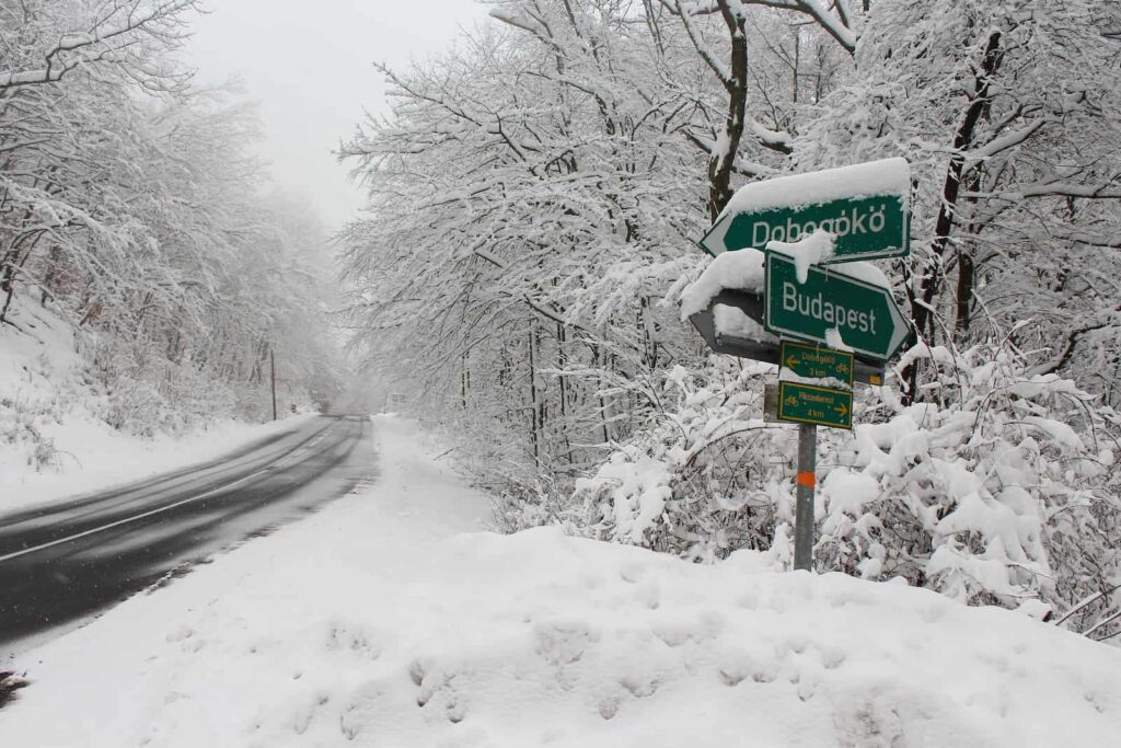 3 vármegyébe intenzív havazás érkezik a hétvégén, ezen a helyen már pénteken 12 centi hó eshet: