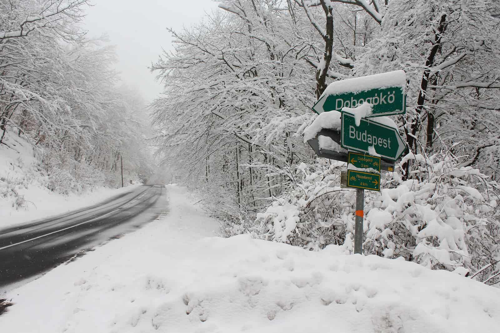 3 vármegyébe intenzív havazás érkezik a hétvégén, ezen a helyen már pénteken 12 centi hó eshet: