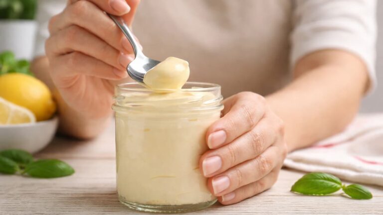 700 kcal/100 g, és még így is mindenre rákenjük - a diatetikus szerint ez hízlal igazán